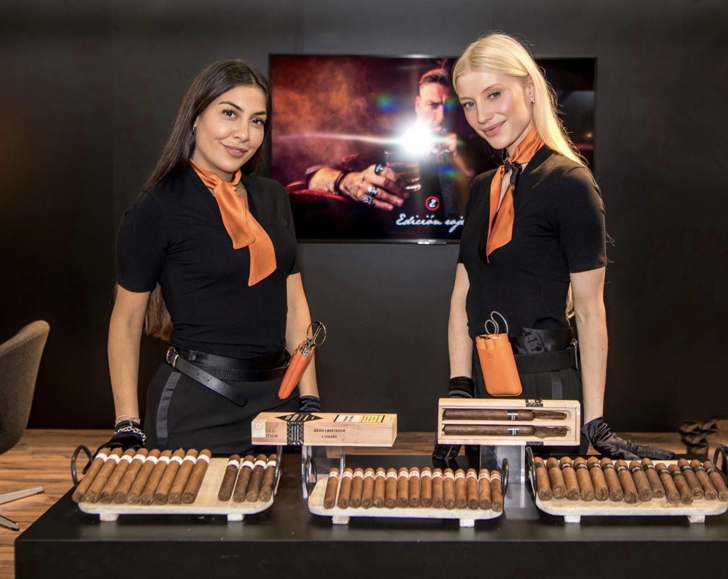Girls_presenting_cigars