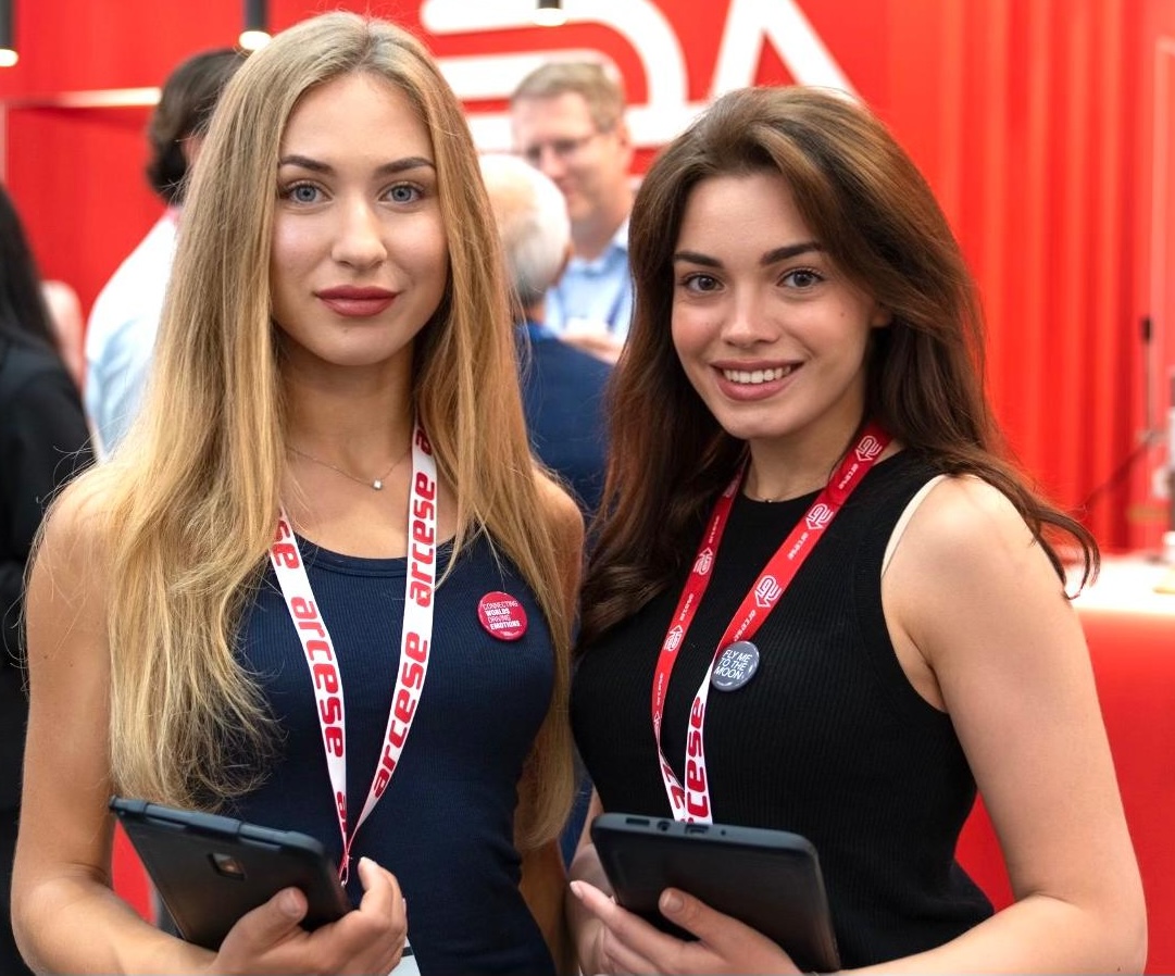 Girls_with_tablets_and_red_background